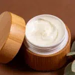 Conoce los beneficios de las cremas antiarrugas naturales, cómo actúan, por qué elegirlas y cómo integrarlas en tu rutina para una piel más firme y saludable.