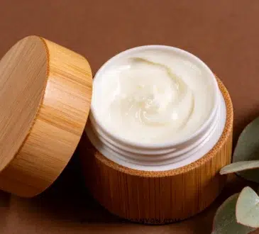 Conoce los beneficios de las cremas antiarrugas naturales, cómo actúan, por qué elegirlas y cómo integrarlas en tu rutina para una piel más firme y saludable.