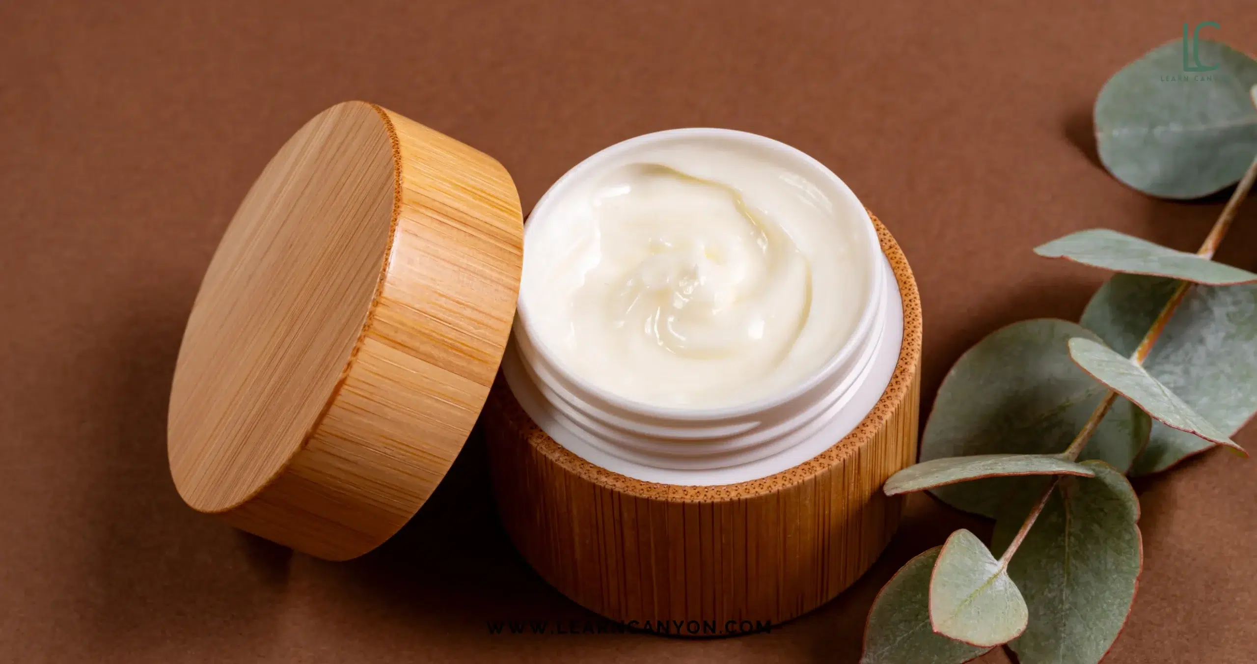 Conoce los beneficios de las cremas antiarrugas naturales, cómo actúan, por qué elegirlas y cómo integrarlas en tu rutina para una piel más firme y saludable.
