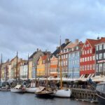 Copenhague es una ciudad que se descubre con calma, casi sin darse cuenta. Entre canales tranquilos, barrios creativos y una cultura urbana muy cuidada, la capital danesa ofrece una experiencia equilibrada