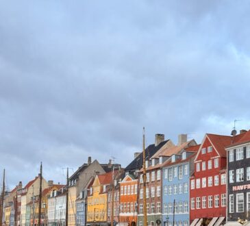 Copenhague es una ciudad que se descubre con calma, casi sin darse cuenta. Entre canales tranquilos, barrios creativos y una cultura urbana muy cuidada, la capital danesa ofrece una experiencia equilibrada
