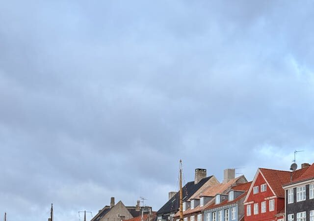 Copenhague es una ciudad que se descubre con calma, casi sin darse cuenta. Entre canales tranquilos, barrios creativos y una cultura urbana muy cuidada, la capital danesa ofrece una experiencia equilibrada